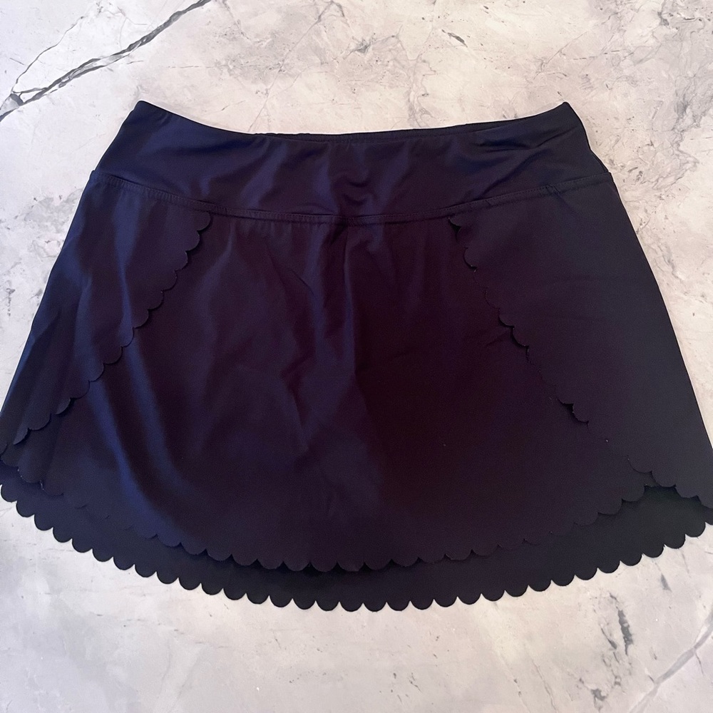 Black Scalloped Zelos tennis skirt size Medium. 14” length